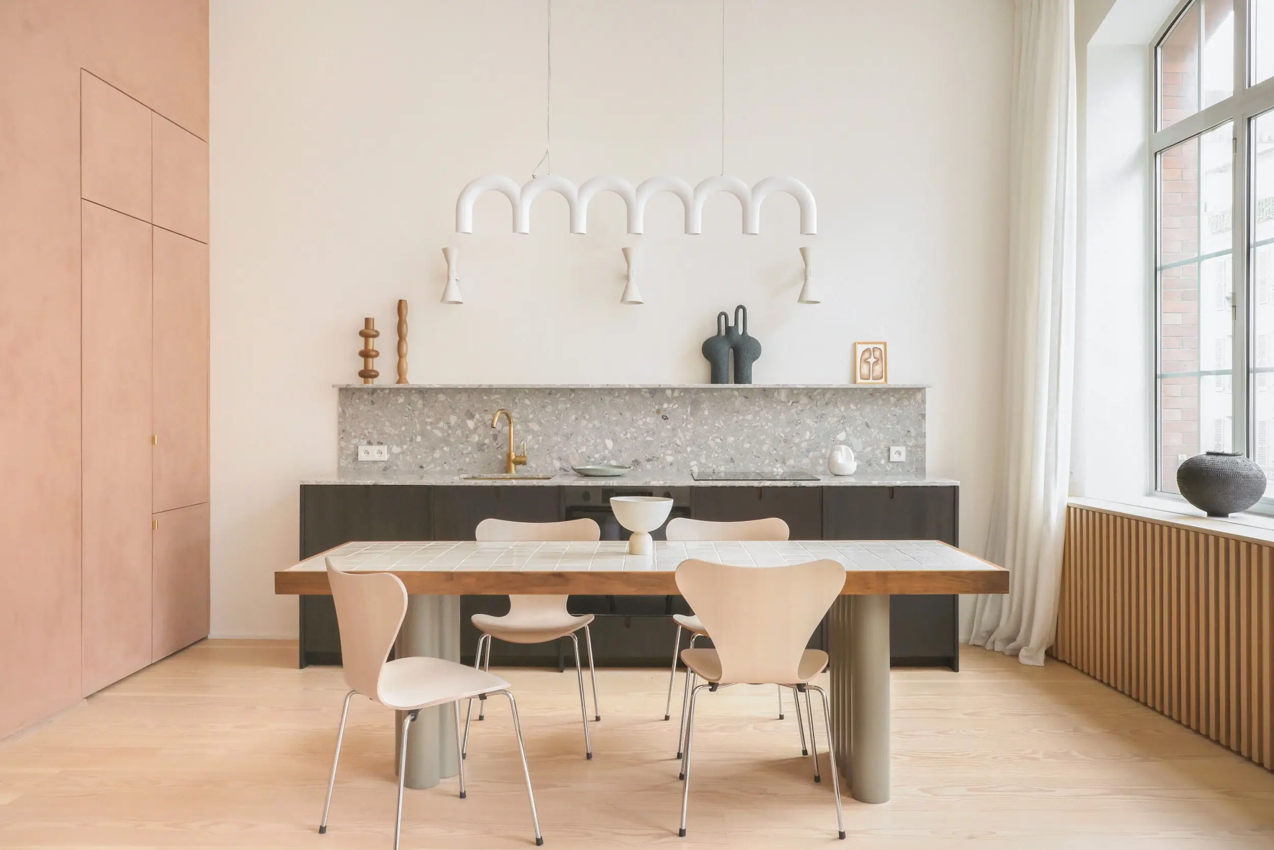 Renoveret hus med moderne arkitektur og gennemført boligindretning